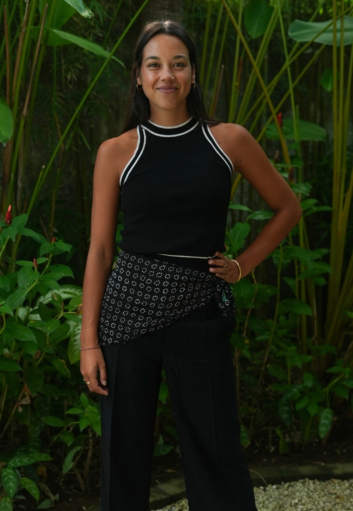 girl wearing a batik titik waist scarf black with a whole black outfit