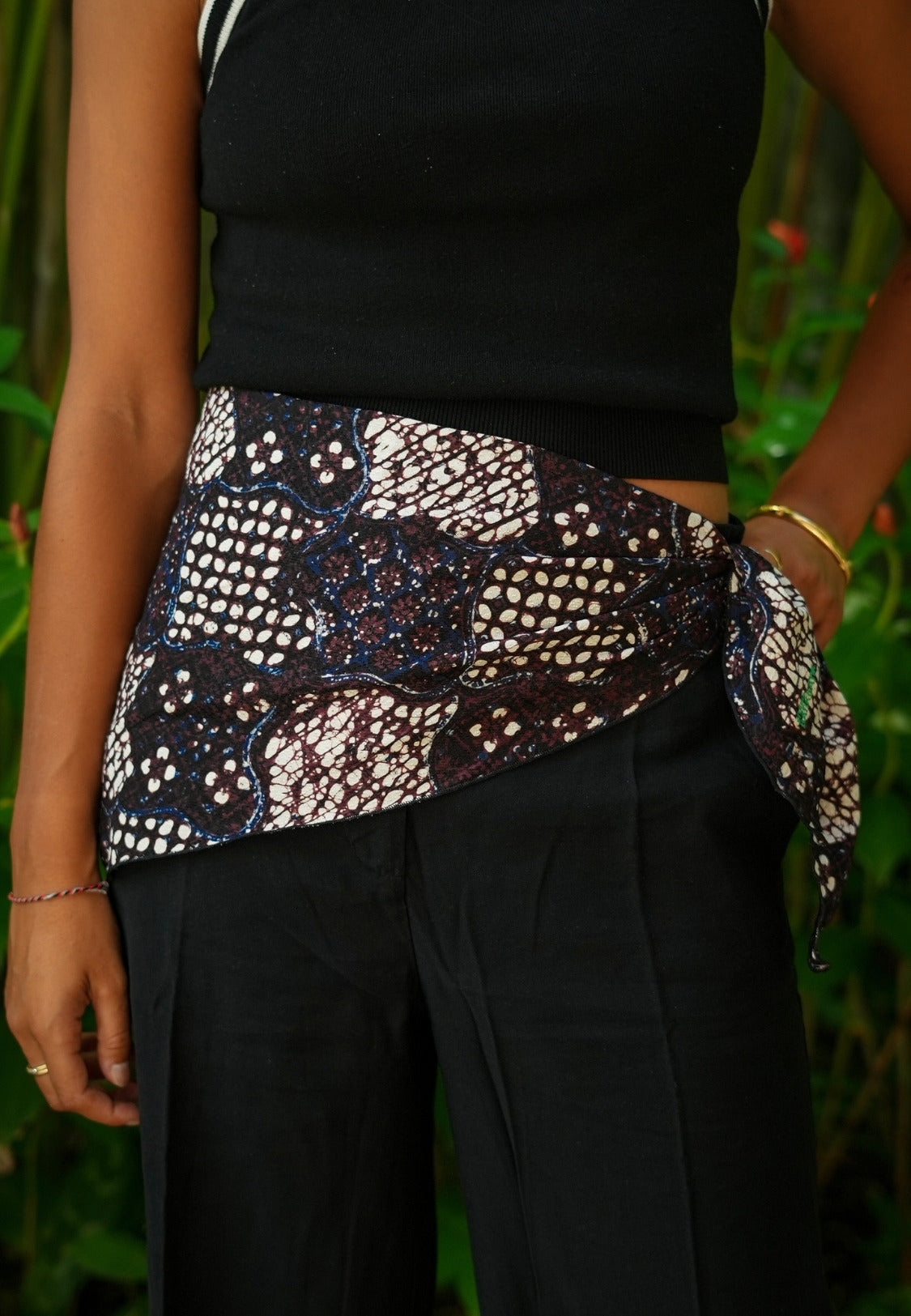 Girl wearing a Batik waist scarf sekar Jagad with blue and white colors