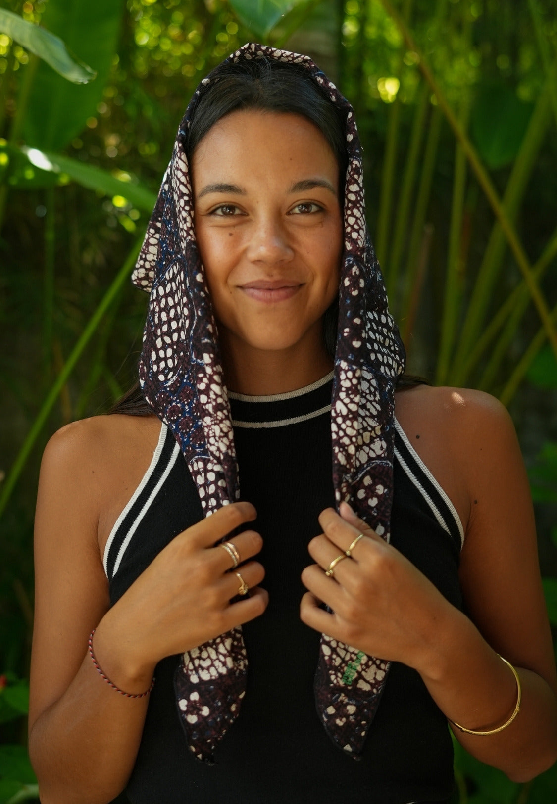 Girl wearing a Batik waist scarf sekar Jagad with blue and white colors on her head