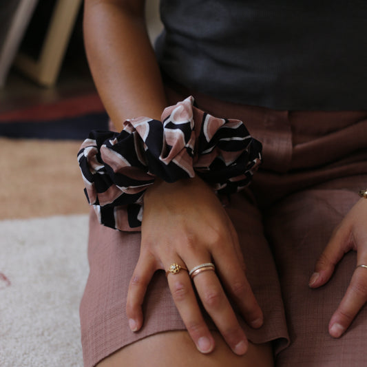 Scrunchie XL - Mega Mendung Black/Brown